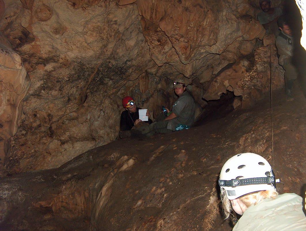 Anne opmåler grotte med Torben og Serehna.jpg